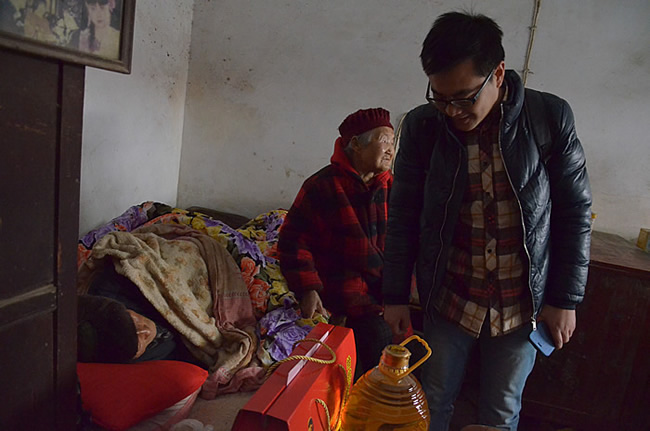 我们得送失能的抗战老兵去养老院