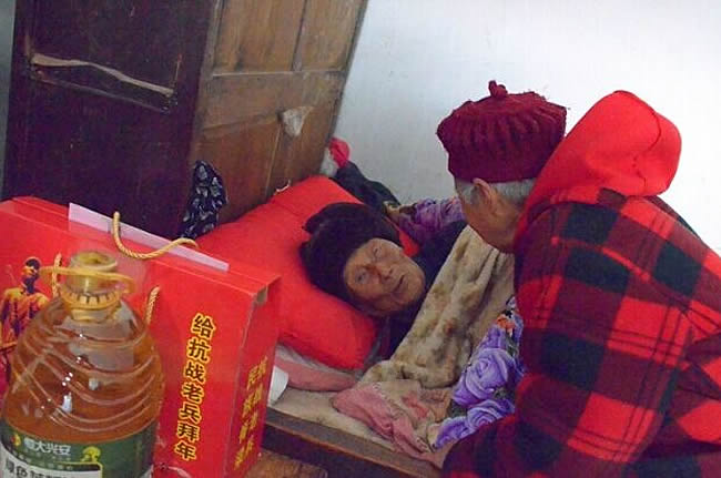 我们得送失能的抗战老兵去养老院