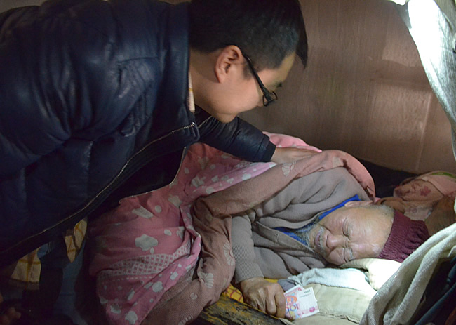 我们得送失能的抗战老兵去养老院